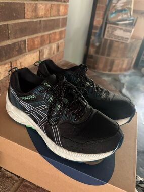 ASIC gel tennis shoes
